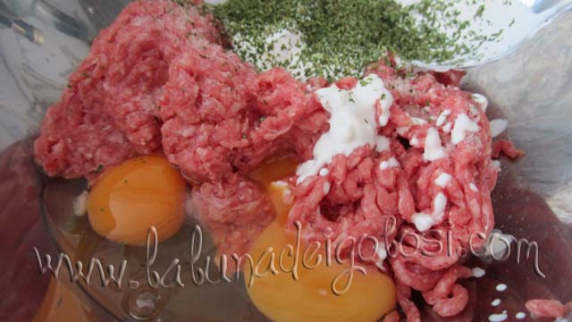 prepara l'impasto del polpettone