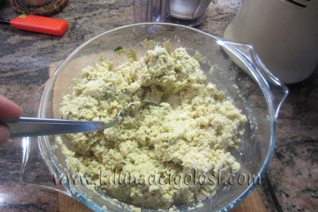 fino ad avere un impasto omogeneo e piuttosto granuloso