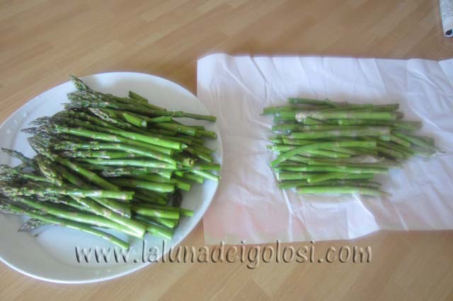 spezza i gambi degli asparagi togliendo la parte più dura