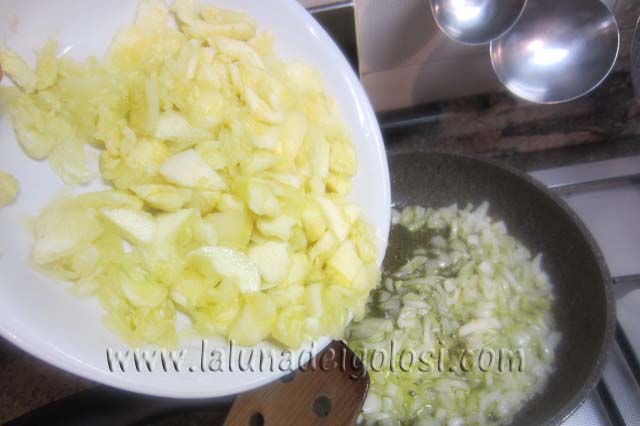 soffriggi la cipolla insieme alla polpa delle zucchine e metti il sale