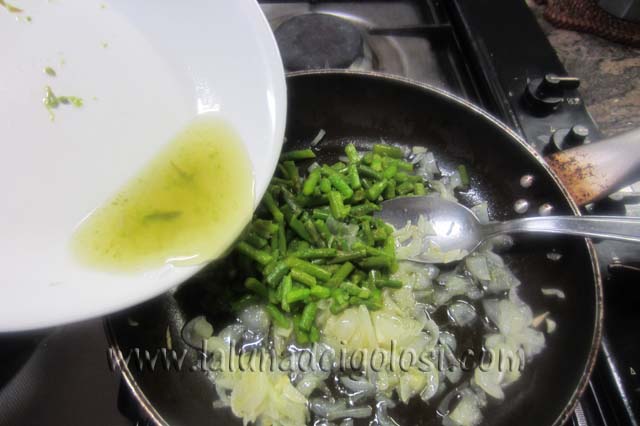 soffriggi i cipollotti per 10' e unisci i gambi tagliati degli asparagi insieme a qualche cucchiaio della loro acqua di cottura