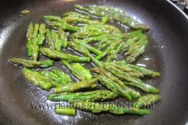 in mezzo cucchiaio d'olio salta le punte degli asparagi e mettile da parte