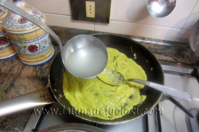 diluisci la crema ottenuta frullando i gambi e versaci dentro la pasta e le punte degli asparagi