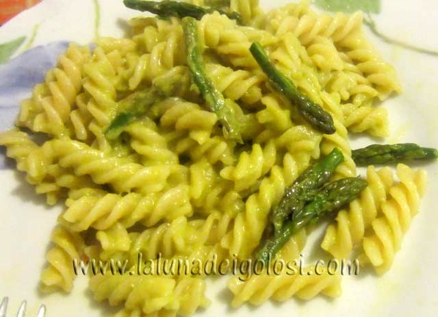 impiatta e decora con le punte degli asparagi che hai tenuto da parte