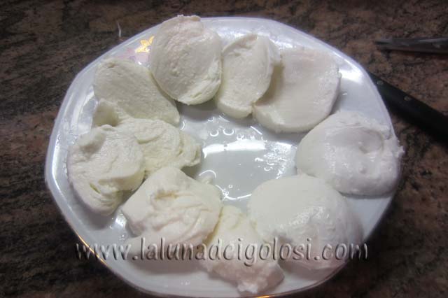 taglia la mozzarella a fette dello spessore di un cm circa