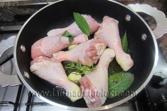 scalda l'olio, metti l'aglio, il pollo, l'alloro, il rosmarino, la salvia, il sale e il pepe 