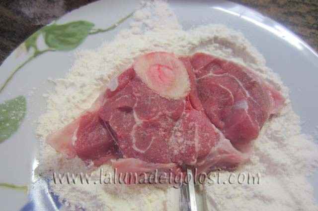 incidi il bordo esterno della carne per evitare che si arricci durante la cottura incidi il bordo esterno della carne per evitare che si arricci durante la cottura
