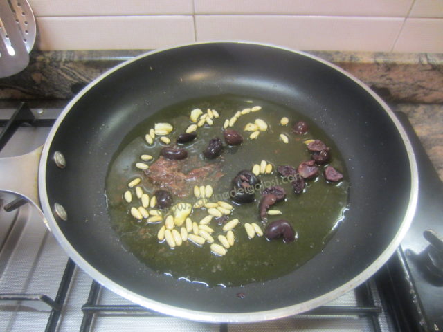 unisci olive, capperi, acciughe , pinoli , peperoncino