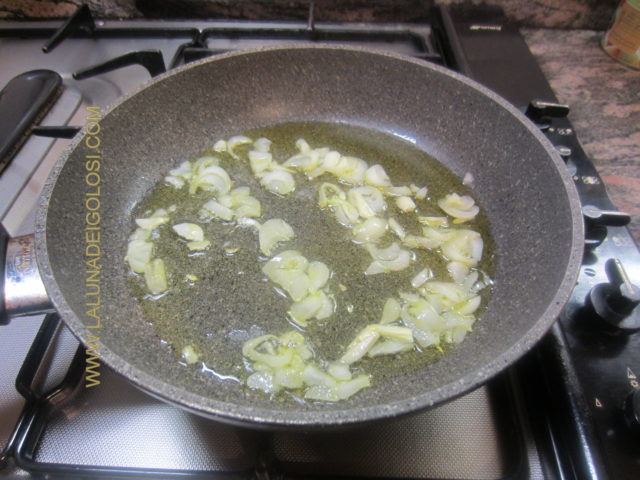 fai dorare 1 cipolla piccola e 1 spicchio d'aglio