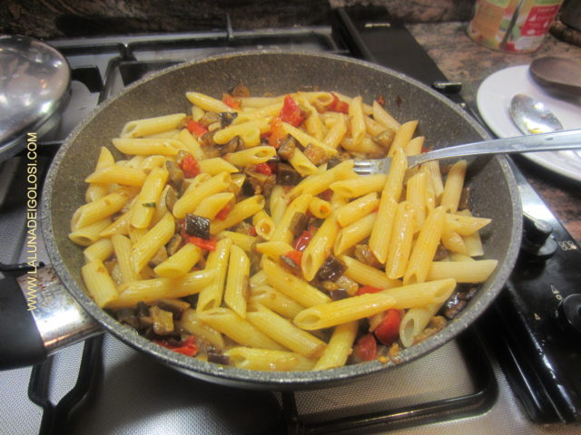 versa la pasta lessata e sgocciolata nella padella del sugo 