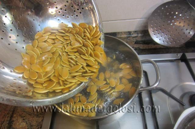  accendi il gas e appena l'acqua salata bolle versa i semi