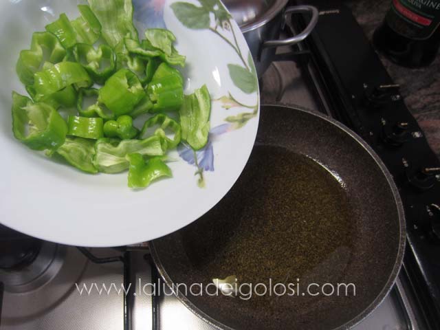 scalda l'olio e friggi i peperoni