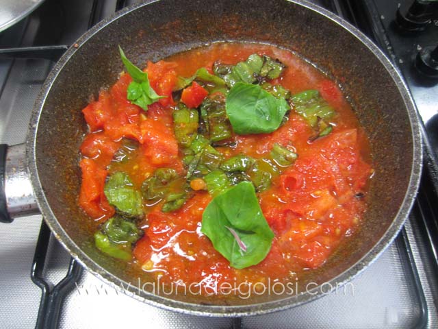rimetti i peperoncini in padella, due foglie di basilico e lascia insaporire il sughetto
