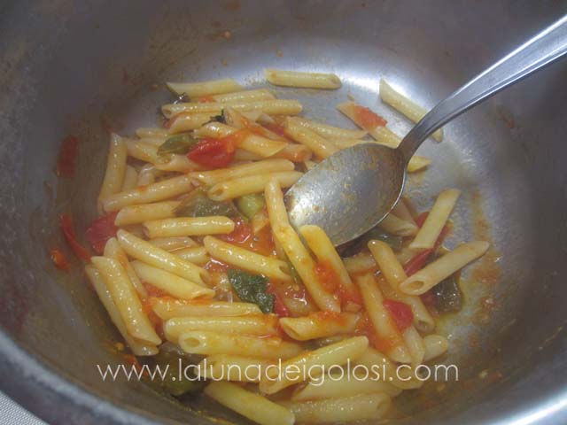 mescola la pasta col sugo e saltala in padella per un paio di minuti