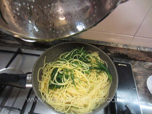 metti via 2 cucchiai dell'acqua di cottura, scola la pasta e mettila in padella col soffritto metti via 2 cucchiai dell'acqua di cottura, scola la pasta e mettila in padella col soffritto
