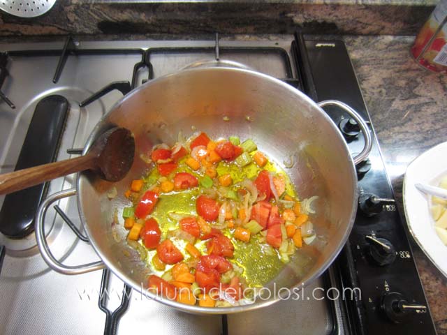 fai un soffritto con carota, scalogno o cipolla, sedano e pomodoro