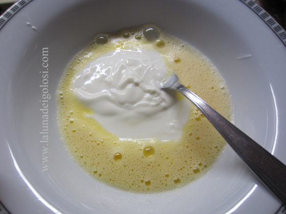 in una ciotola sbatti 1 uovo, aggiungi lo yogurt