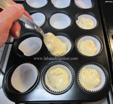 metti un cucchiaio d'impasto in ogni pirottino