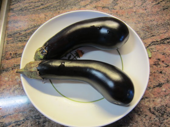 prendi 2 melanzane lunghe, piuttosto piccole