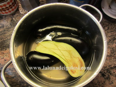 mettile in acqua e sale per 20' circa, poi strizzale e mettile in una padella con 2 cucchiai d'olio