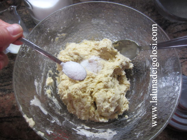 impasta gli ingredienti e aggiungi il sale impasta gli ingredienti e aggiungi il sale