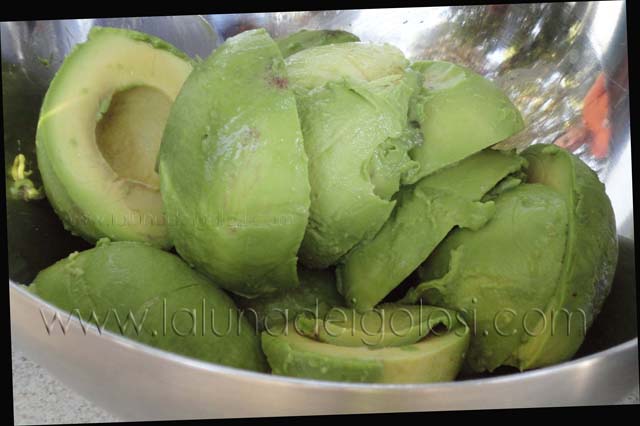 Salsa guacamole: taglia gli avocadi