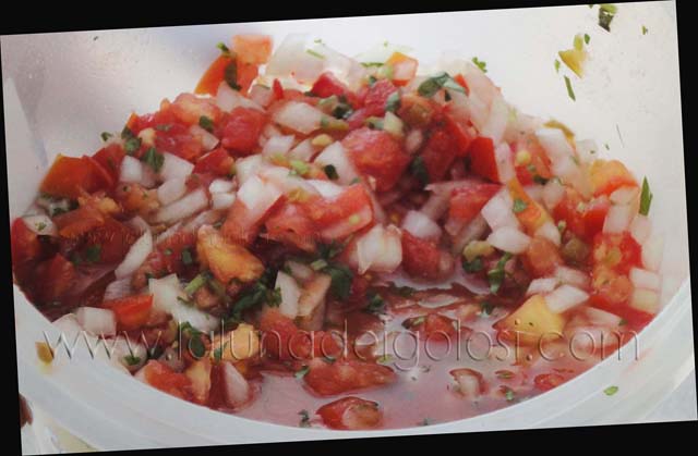 Salsa guacamole: taglia pomodori, cipolla e coriandolo