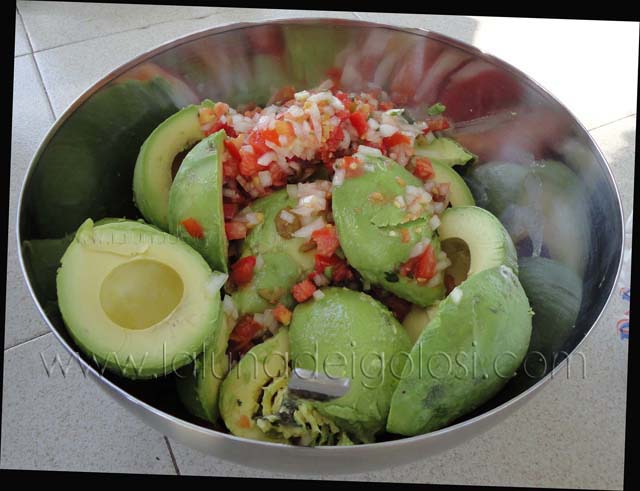 Salsa guacamole: mischia gli avocadi con pomodori, cipolla e coriandolo