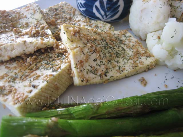 Tofu croccante al sesamo: servilo con verdure saltate e salsa di soia