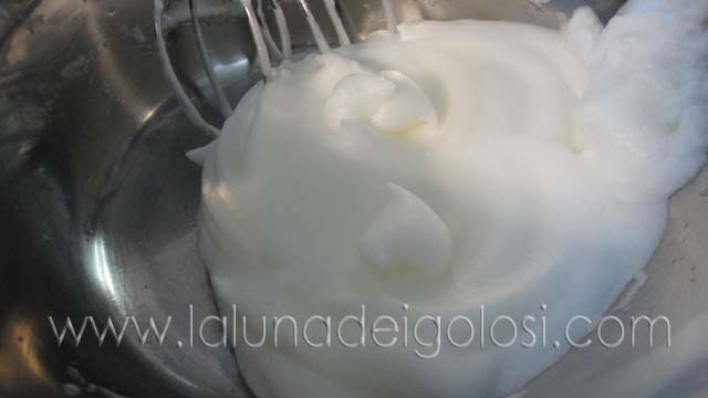 Torta al grano saraceno: albumi a neve