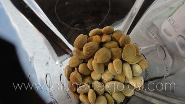 Torta al grano saraceno: mandorle tostate