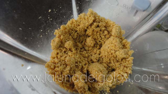 Torta al grano saraceno: mandorle tostate e tritate