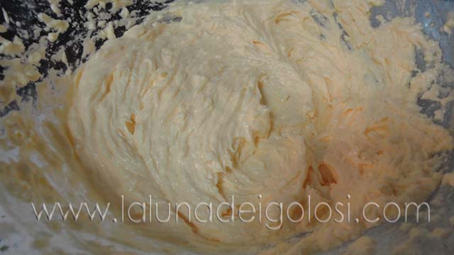 Torta al grano saraceno: burro, yogurt, zucchero e tuorli, tutto amalgamato