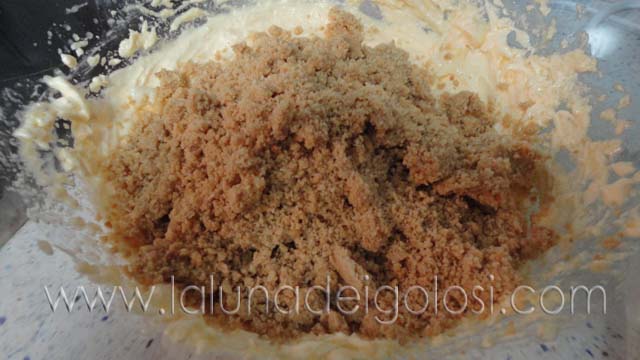 Torta al grano saraceno: aggiungi all'impasto della torta le mandorle tritate