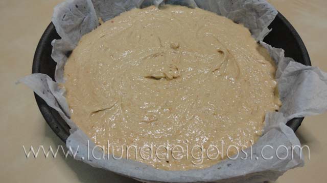 Torta al grano saraceno: impasto nella tortiera