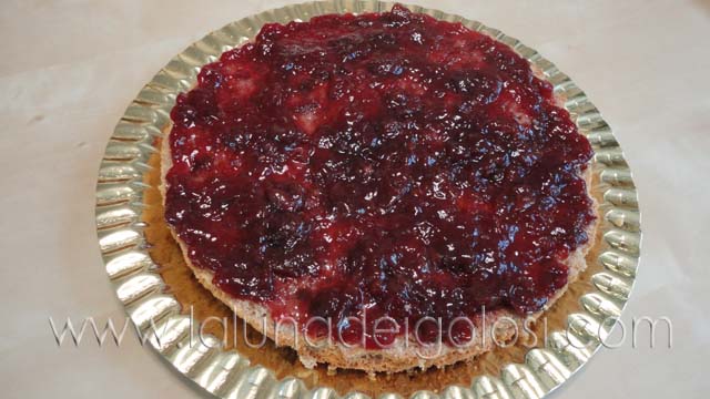 Torta al grano saraceno: farcisci con marmellata di ciliegie e pesche