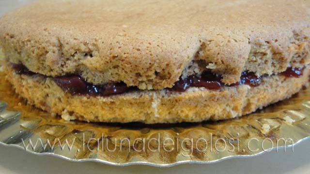 Torta al grano saraceno: torta farcita con marmellata di ciliegie e pesche