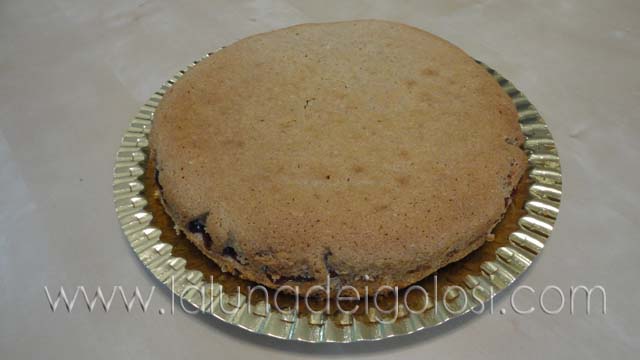 Torta al grano saraceno: torta farcita con marmellata di ciliegie e pesche
