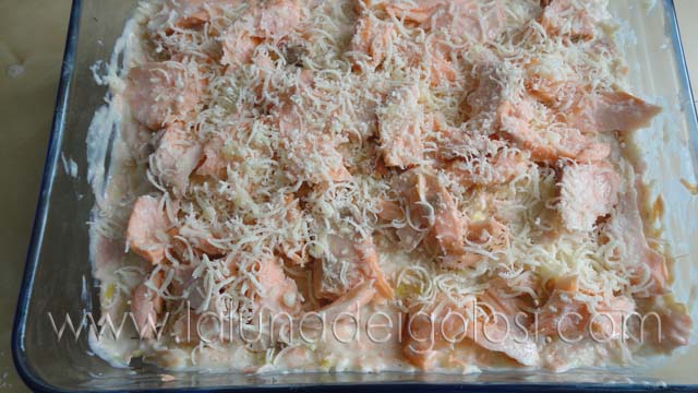 Lasagne con salmone e porri: aggiungi il parmigiano grattugiato