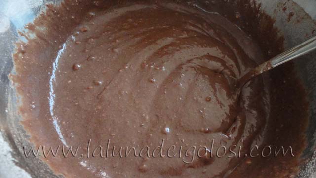 torta al cioccolato: aggiungi farina, cacao e i 3 cucchiai di zucchero
