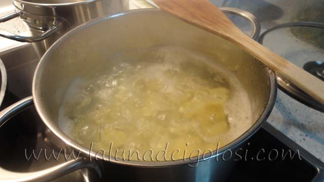 Patate a funghetto: lessa le patate per pochi minuti