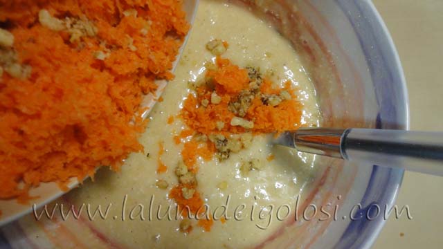 Cupcake con carote, noci e cioccolato: aggiungi noci e carote