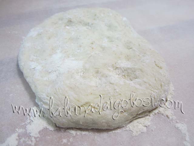 Quando l'impasto è pronto, rovescialo sul tavolo