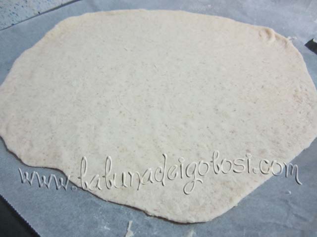 , stendilo con un matterello, dandogli una forma tondeggiante