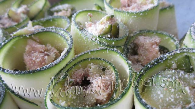 Poggia gli involtini in piedi in una pirofila foderata con carta forno