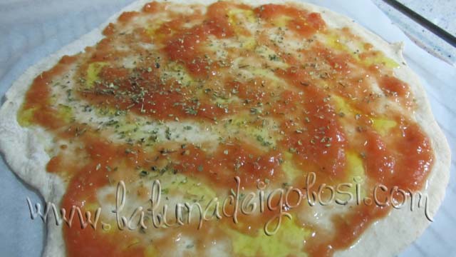 Condisci con qualche cucchiaiata di salsa di pomodoro, con il prosciutto cotto, l’olio, il sale e l’origano