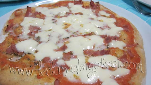 Poi apri il forno, metti sulla pizza la mozzarella, lasciala altri 3-4’ nel forno