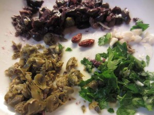 spezzetta le olive, i capperi, l'aglio , il prezzemolo e il peperoncino