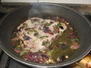 e cuoci il tonno insieme agli aromi