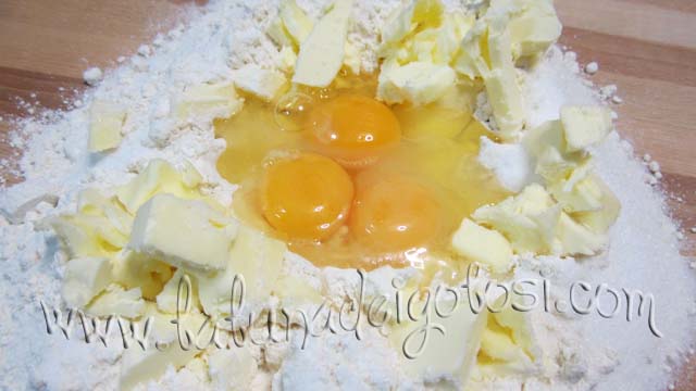 i tuorli e l'uovo intero, il pizzico di sale e il lievito setacciato